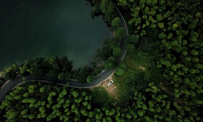 无人机航拍全景图，山地自然风光从高空俯瞰，绿色山脉连绵壮阔